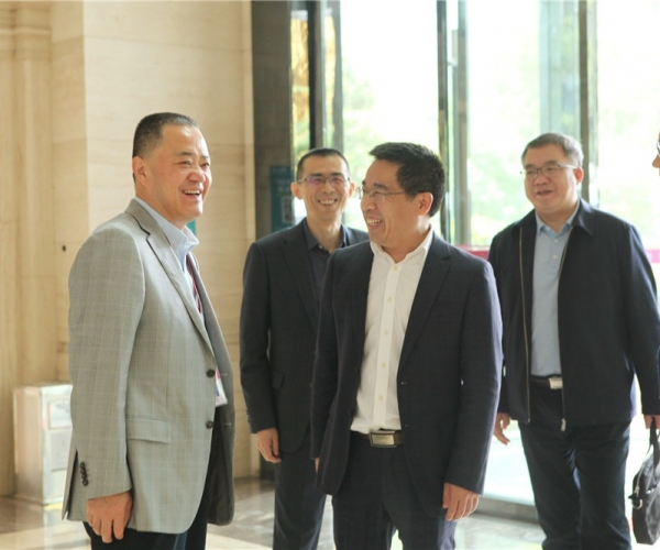 商务部国家茧丝绸协调办公室副司长陈平，，，河池市委常委、、副市长杜际鹏莅临调研指导