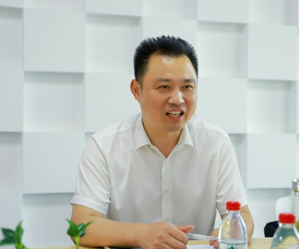 嘉兴国家高新区管委会俞春明主任调研122cc太阳集成游戏丝绸，，，为开展鼓劲?